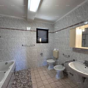 Prodajemo kuću sa pet apartmana na odličnoj lokaciji!