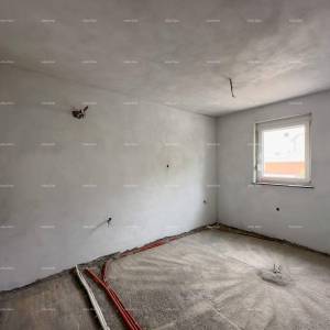 Prodajemo stan  na odličnoj lokaciji!  Kaštanjer, manja zgrada. Blizina nove bolnice.