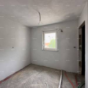 Prodajemo stan  na odličnoj lokaciji!  Kaštanjer, manja zgrada. Blizina nove bolnice.