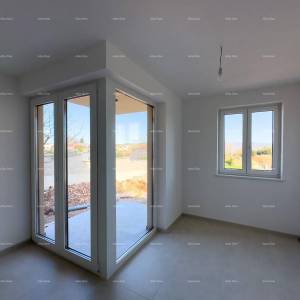 Prodajemo stan sa velikim vrtom i parkirnim mjestom u Barbanu.