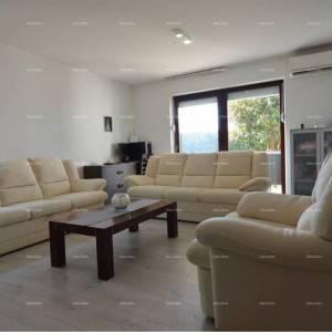 Prostran stan s dvorištem, Tar