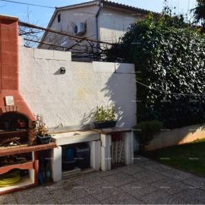 Prostran stan s dvorištem, Tar