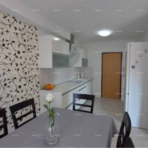 Prostran stan s dvorištem, Tar