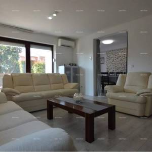 Prostran stan s dvorištem, Tar