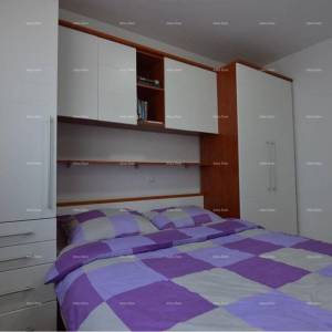 Prostran stan s dvorištem, Tar