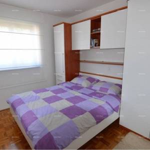 Prostran stan s dvorištem, Tar