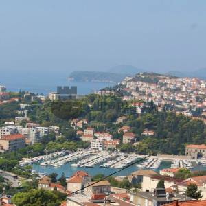 PROSTRAN TROSOBAN STAN SA TERASOM I VRTOM - IZVRSNA LOKACIJA