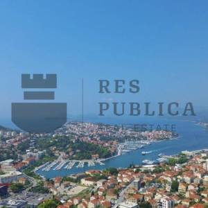 PROSTRAN TROSOBAN STAN SA TERASOM I VRTOM - IZVRSNA LOKACIJA