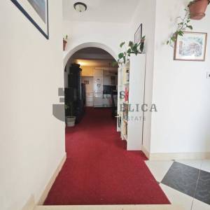 PROSTRAN TROSOBAN STAN SA TERASOM I VRTOM - IZVRSNA LOKACIJA