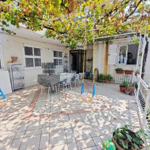 PROSTRAN TROSOBAN STAN SA TERASOM I VRTOM - IZVRSNA LOKACIJA