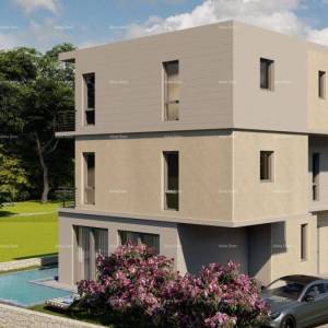 Prostrani stan u centru Pule s tri sobe i modernim sadržajima