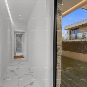 Prvi red do mora! Luksuzna kuća u Umagu, 300 m od mora - savršena za obitelj s modernim sadržajima