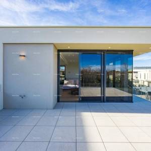 Prvi red do mora! Luksuzna kuća u Umagu, 300 m od mora - savršena za obitelj s modernim sadržajima