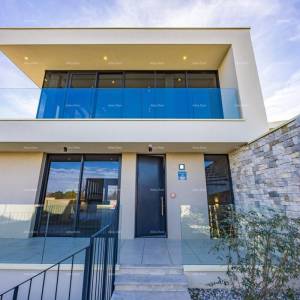 Prvi red do mora! Luksuzna kuća u Umagu, 300 m od mora - savršena za obitelj s modernim sadržajima