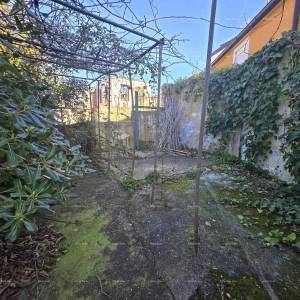 Pula blizina nove Pulske bolnice. Kaštanjer – kuća s dva odvojena stana, garažom i vrtom od 250 m2 - prodaja!