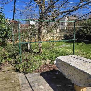 Pula blizina nove Pulske bolnice. Kaštanjer – kuća s dva odvojena stana, garažom i vrtom od 250 m2 - prodaja!