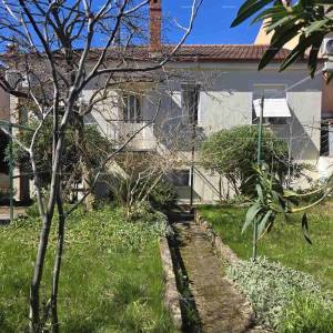 Pula blizina nove Pulske bolnice. Kaštanjer – kuća s dva odvojena stana, garažom i vrtom od 250 m2 - prodaja!