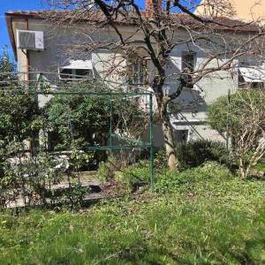 Pula blizina nove Pulske bolnice. Kaštanjer – kuća s dva odvojena stana, garažom i vrtom od 250 m2 - prodaja!