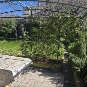 Pula blizina nove Pulske bolnice. Kaštanjer – kuća s dva odvojena stana, garažom i vrtom od 250 m2 - prodaja!