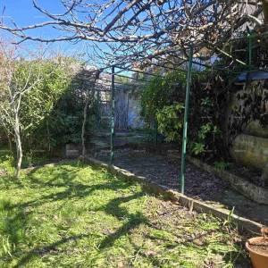 Pula blizina nove Pulske bolnice. Kaštanjer – kuća s dva odvojena stana, garažom i vrtom od 250 m2 - prodaja!