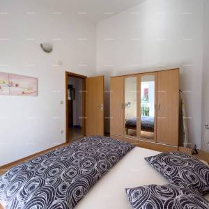 Pula. Kuća , blizina obilaznice. Periferija grada, miran dio.