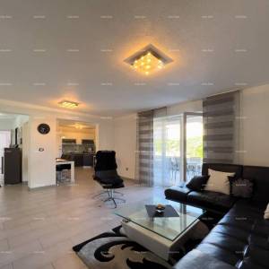 Pula. Kuća , blizina obilaznice. Periferija grada, miran dio.