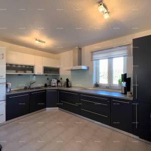 Pula. Kuća , blizina obilaznice. Periferija grada, miran dio.