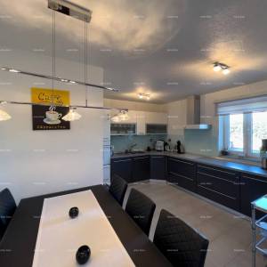 Pula. Kuća , blizina obilaznice. Periferija grada, miran dio.