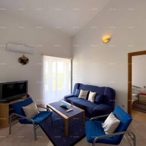 Pula. Kuća , blizina obilaznice. Periferija grada, miran dio.