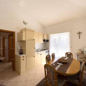 Pula. Kuća , blizina obilaznice. Periferija grada, miran dio.