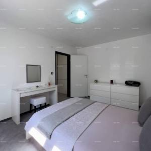 Pula. Kuća , blizina obilaznice. Periferija grada, miran dio.