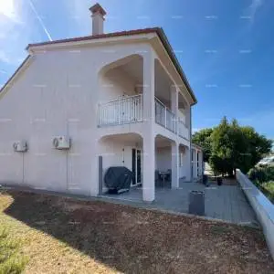 Pula. Kuća , blizina obilaznice. Periferija grada, miran dio.