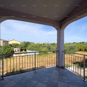 Pula. Kuća , blizina obilaznice. Periferija grada, miran dio.