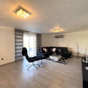 Pula. Kuća , blizina obilaznice. Periferija grada, miran dio.