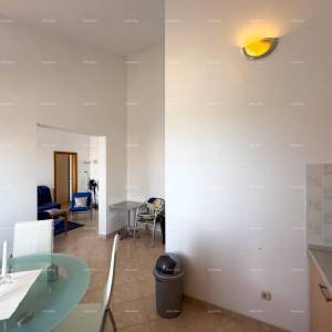 Pula. Kuća , blizina obilaznice. Periferija grada, miran dio.