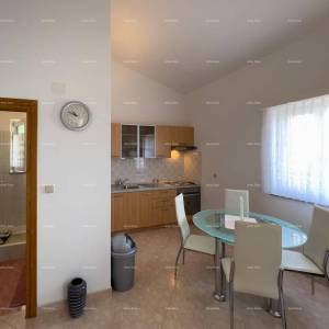 Pula. Kuća , blizina obilaznice. Periferija grada, miran dio.