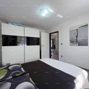 Pula. Kuća , blizina obilaznice. Periferija grada, miran dio.