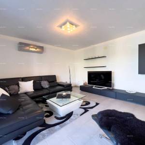 Pula. Kuća , blizina obilaznice. Periferija grada, miran dio.