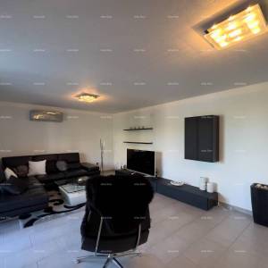 Pula. Kuća , blizina obilaznice. Periferija grada, miran dio.