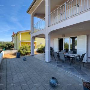 Pula. Kuća , blizina obilaznice. Periferija grada, miran dio.