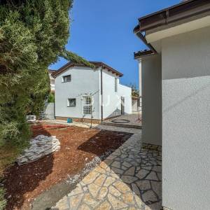 PULA, MEDULIN - novo uređena kuća s bazenom i predivnom okućnicom samo 300 metara od mora