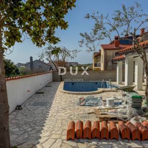 PULA, MEDULIN - novo uređena kuća s bazenom i predivnom okućnicom samo 300 metara od mora