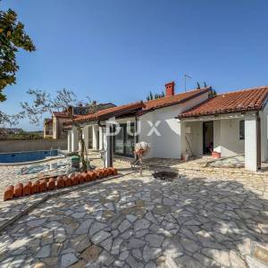 PULA, MEDULIN - novo uređena kuća s bazenom i predivnom okućnicom samo 300 metara od mora