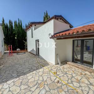 PULA, MEDULIN - novo uređena kuća s bazenom i predivnom okućnicom samo 300 metara od mora