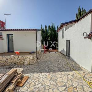 PULA, MEDULIN - novo uređena kuća s bazenom i predivnom okućnicom samo 300 metara od mora