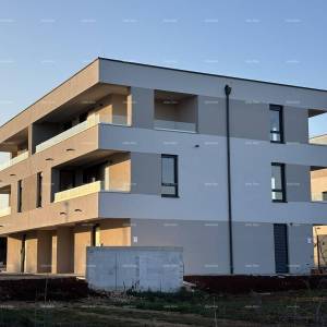 PULA, Valdebek - Stan u prizemlju s vrtom u novogradnje / B1