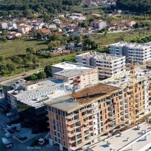 Pula! Višestambena, moderna zgrada s liftom, blizu centra. Stan s parkirnim mjestom i spremištem. S77