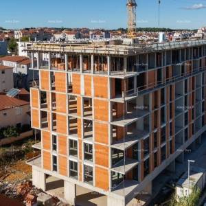 Pula! Višestambena, moderna zgrada s liftom, blizu centra. Stan s parkirnim mjestom i spremištem. s66