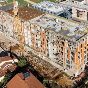 Pula! Višestambena, moderna zgrada s liftom, blizu centra. Stan s parkirnim mjestom i spremištem. s66