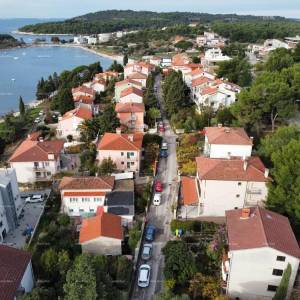 Pula. Zelenika! Samostojeća kuća! 50 metara do plaže! Pogled more!